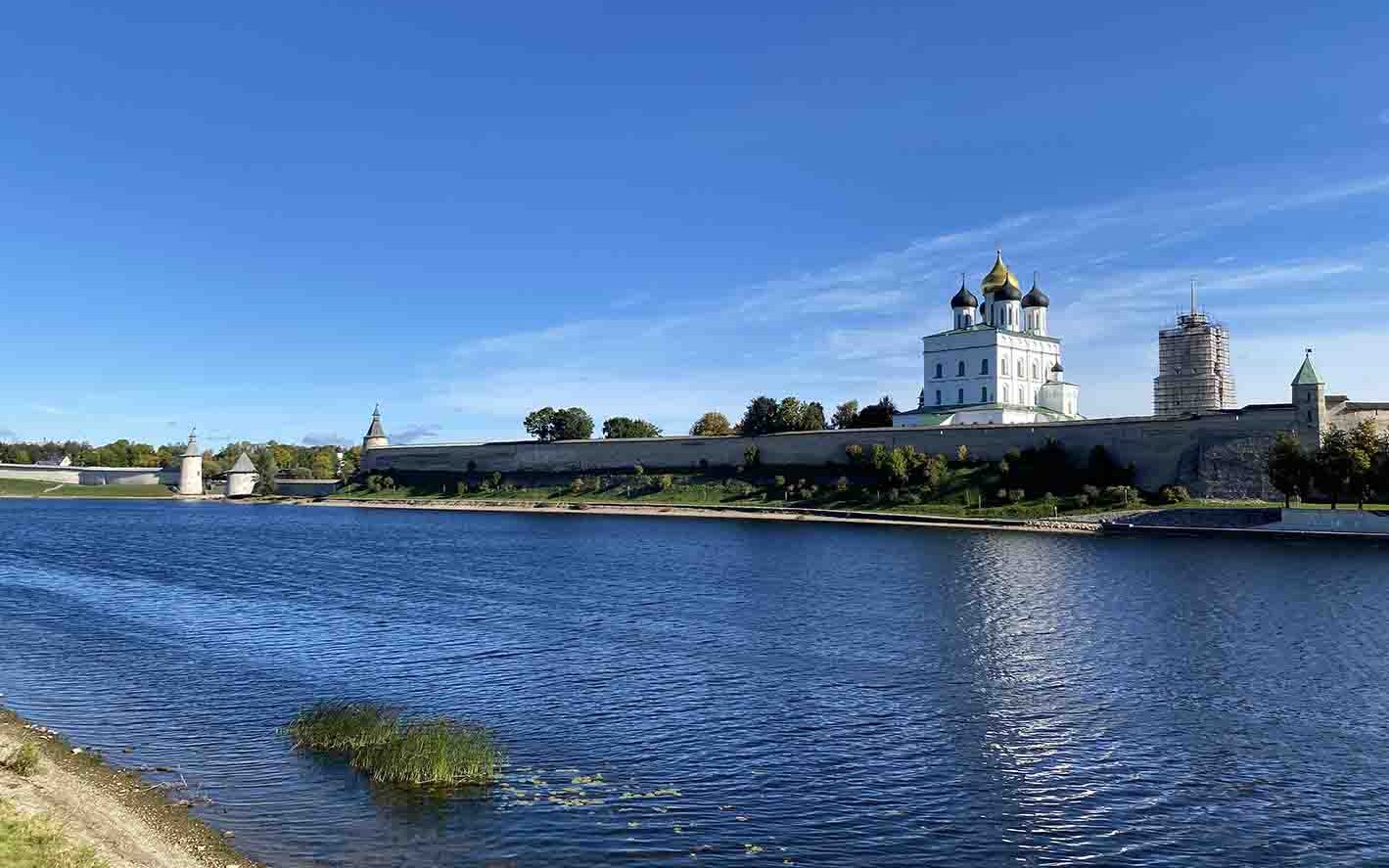 Вид на Псковский Кремль от Ольгинской часовни