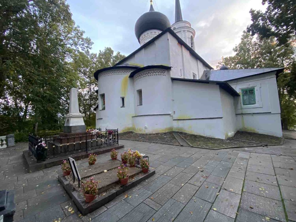Некрополь у Святогорского монастыря в Пушкинских Горах