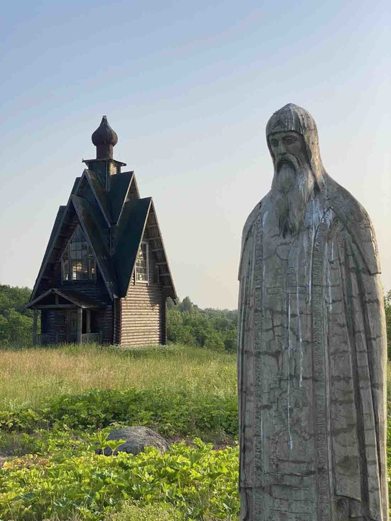 Памятник схимнику в деревне Заход Новоржевского района